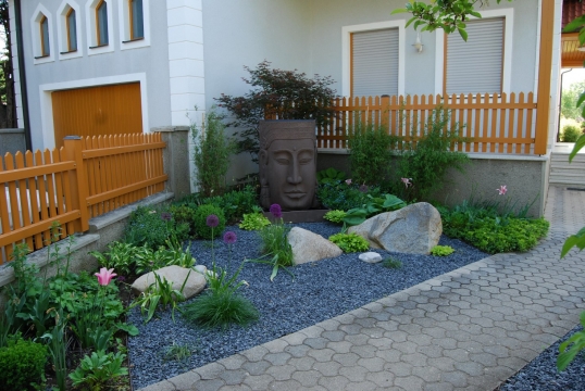 Brunnen im asiatischen Stil im Garten